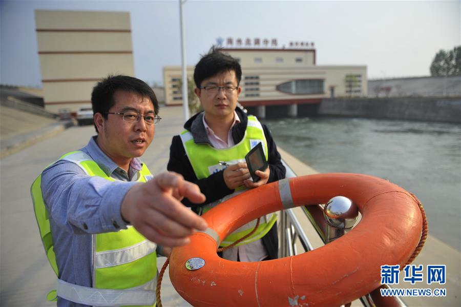 4月12日，南水北調(diào)中線干線新樂管理處工作人員在磁河倒虹吸節(jié)制閘檢查救生設(shè)備情況。今年受厄爾尼諾現(xiàn)象影響，南水北調(diào)中線工程已進(jìn)入防汛準(zhǔn)備期。南水北調(diào)中線建管局全力應(yīng)對(duì)可能發(fā)生的洪災(zāi)，及時(shí)部署防汛度汛工作。中線建管局河北分局新樂管理處所轄區(qū)段長(zhǎng)約34公里，區(qū)內(nèi)有沙河等河流，是今年的重點(diǎn)防汛區(qū)域。該處提前排查防汛隱患，進(jìn)一步完善防汛預(yù)案，儲(chǔ)備防汛物資和設(shè)備，啟動(dòng)應(yīng)急值班，做好各項(xiàng)準(zhǔn)備工作。新華社記者 魯鵬 攝