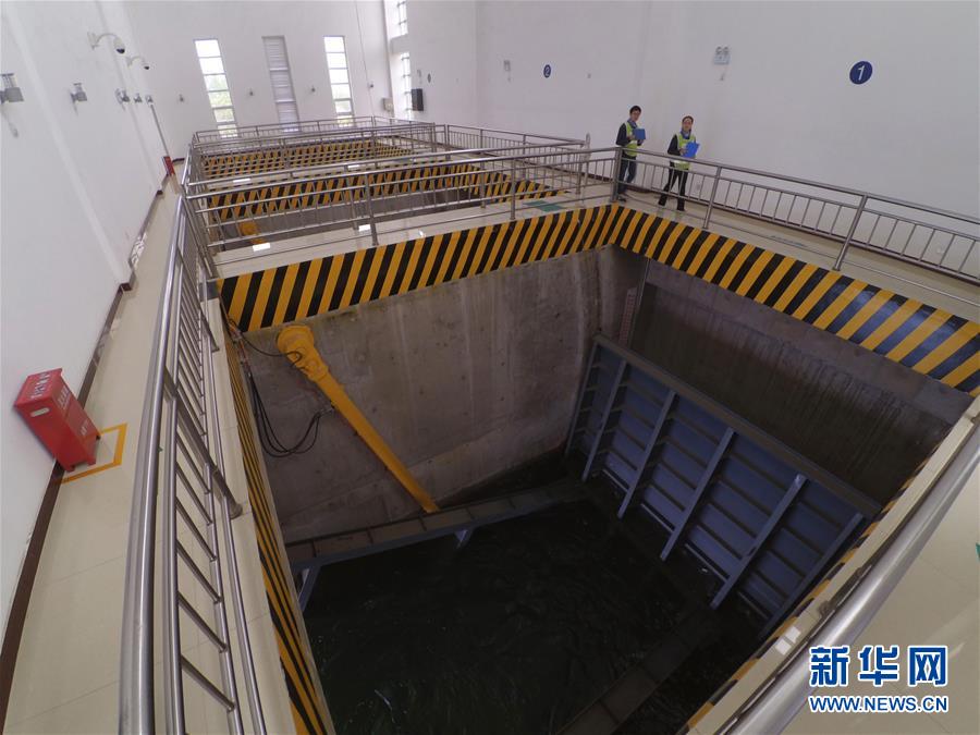 4月12日，南水北調(diào)中線干線新樂管理處工作人員在沙河北倒虹吸節(jié)制閘巡視。今年受厄爾尼諾現(xiàn)象影響，南水北調(diào)中線工程已進(jìn)入防汛準(zhǔn)備期。南水北調(diào)中線建管局全力應(yīng)對(duì)可能發(fā)生的洪災(zāi)，及時(shí)部署防汛度汛工作。中線建管局河北分局新樂管理處所轄區(qū)段長(zhǎng)約34公里，區(qū)內(nèi)有沙河等河流，是今年的重點(diǎn)防汛區(qū)域。該處提前排查防汛隱患，進(jìn)一步完善防汛預(yù)案，儲(chǔ)備防汛物資和設(shè)備，啟動(dòng)應(yīng)急值班，做好各項(xiàng)準(zhǔn)備工作。新華社記者 魯鵬 攝
